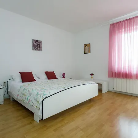 شقة Charming And Tranquil Krk Center - One Bedroom With Balcony كرك