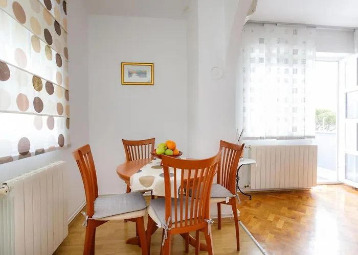 Charming And Tranquil Krk Center - One Bedroom With Balcony Apartmán