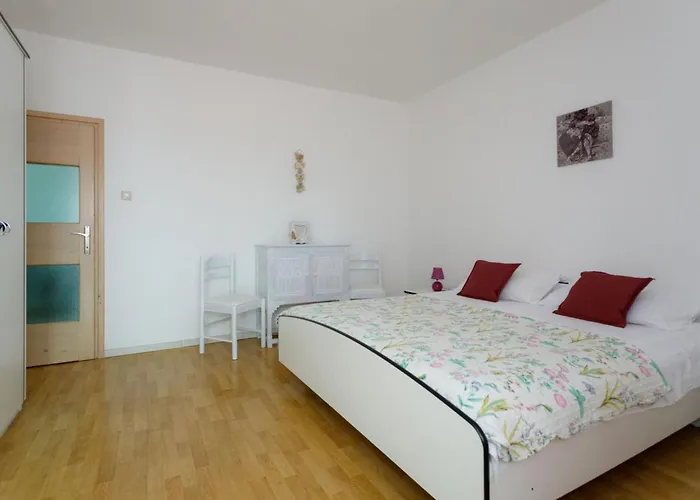 Charming And Tranquil Krk Center - One Bedroom With Balcony *